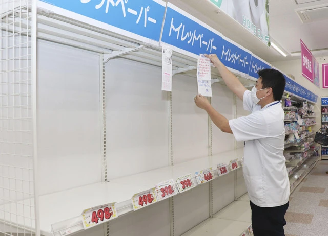 昨年2月トイレットペーパーが不足するというデマがSNS上に流れると、多くの人が信じ買い占めが発生。デマが現実のものとなった