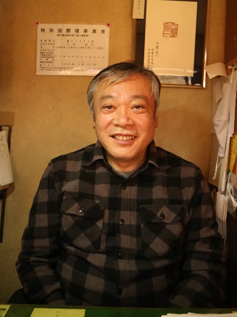 六郷印章業連合組合・組合長　小林成仁（こばやし・しげひと）氏。２２歳で父・雪山氏に弟子入りし、印鑑職人の道へ進む。工房「対岳堂印房」を父から継ぎ、現在も職人としてハンコを作っている