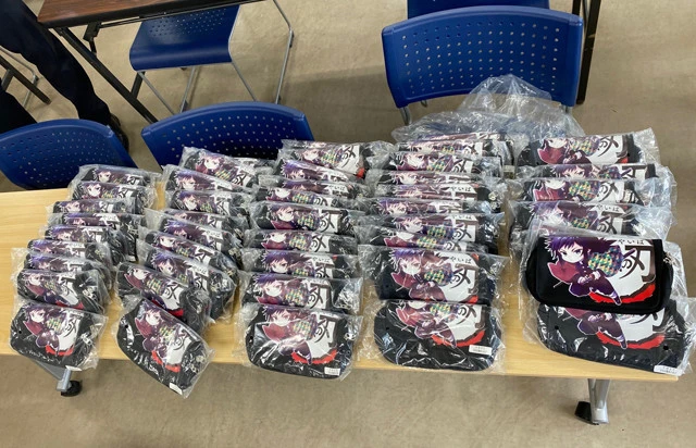 警察により大量に押収された『鬼滅の刃』海賊版グッズ