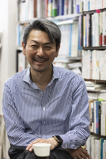 時折、冗談を言って取材陣を和ませる。松本が理想とする、人々が安心して「誰か」に依存できる社会は実現するか