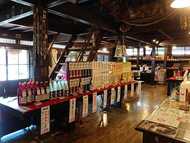 武甲酒造の商品がずらりと並ぶ蔵の中。秩父土産にもうってつけだろう