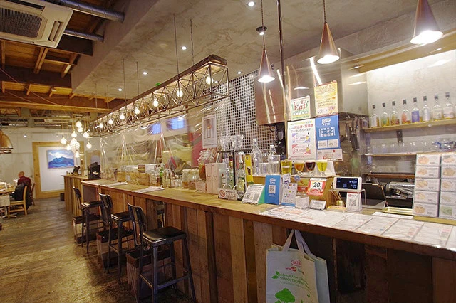 まほろバルの店内。昨今のクラフトビール・ブームの中でも、秩父麦酒はひときわ高く評価される名ブランドだ