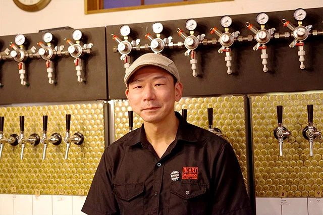 まほろバルのオーナー、秩父市出身の坪内純二さん。この地域でクラフトビールを盛り上げようと頑張っている