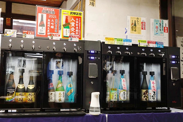 安心して試飲が楽しめる「利き酒機」。様々な製品を少量ずつ味わえるので、購入前にぜひ活用してほしい(写真提供:秩父地域おもてなし観光公社)