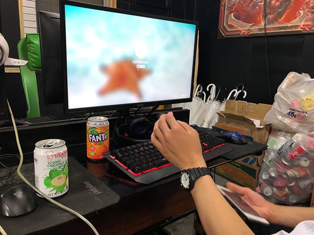 ベトナム人ウーバーイーツ配達員たちがたむろするネットカフェ。店内ではベトナム語しか通じず、室内にはたばこの煙が充満している