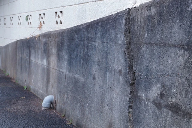 調布市東つつじケ丘2丁目では今も外壁の亀裂などが町のあちこちで見られる