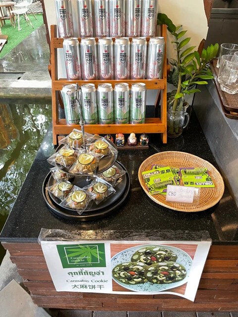 現在、バンコク中心部ではマリファナを販売する店が急増中。ただし、ジョイントはたばこと同じ扱いになるため、無許可での販売は禁止