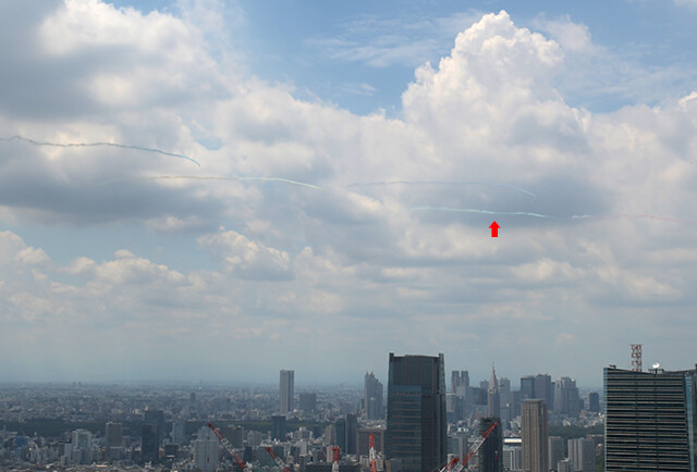 東京五輪開会式で、ドンピシャの時間と地点に五輪を描くブルーインパルス。それを東京タワーから見るとこんな風景だった（２０２１年７月２３日）