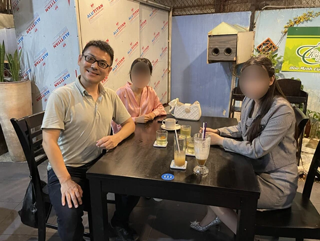 カントー市内で会った結婚仲介業A社のエージェントの女性(右)。左手前は筆者、左奥は今回の取材に同行してくれた通訳