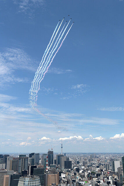 五輪を描き終えたブルーインパルスは、スカイツリーをフライバイするなど、東京上空を凱旋飛行した。東京タワーから撮影（２０２１年７月２３日）
