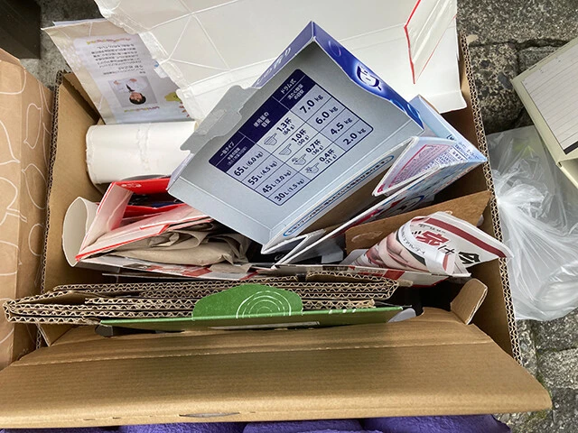 古紙の日に洗剤の箱は出しちゃイヤよ! 臭いがついているから再生できないので!