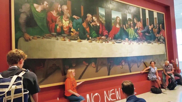 7月5日、活動家がダ・ヴィンチの『最後の晩餐』(複製画)の下に「NO NEW OIL」と書き、自らの手を接着剤で額に貼りつけた
