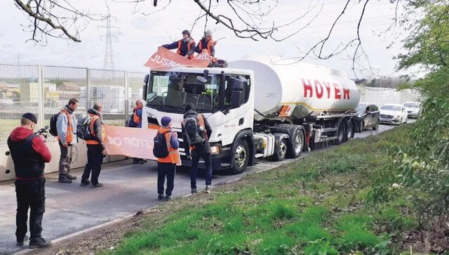 石油備蓄施設に入るタンクローリーを妨害。ガソリンスタンドで給油機を破壊する暴挙も