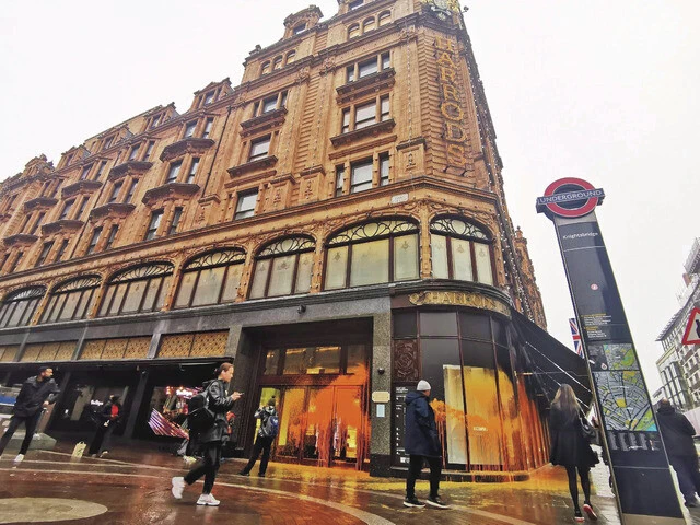 老舗百貨店ハロッズにオレンジ色のペンキをぶちまける。ロレックスやフェラーリのショールーム、イングランド銀行なども被害に