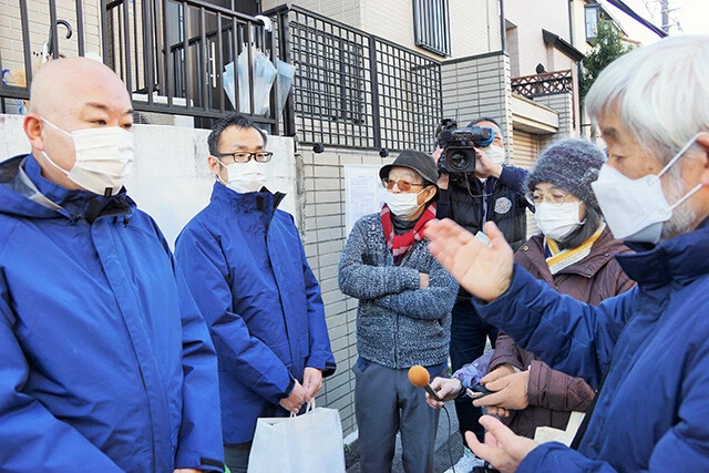 家屋解体の工事に抗議する住民たち（右）とＮＥＸＣＯの現場担当者（左）