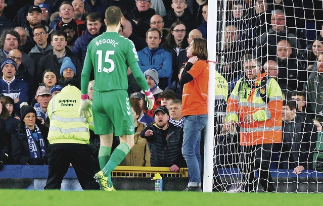 3月17日、エバートンvsニューカッスル戦の試合中に若い男性が乱入。ゴールポストに自分の首を結束バンドでくくりつけ、試合を中断させた