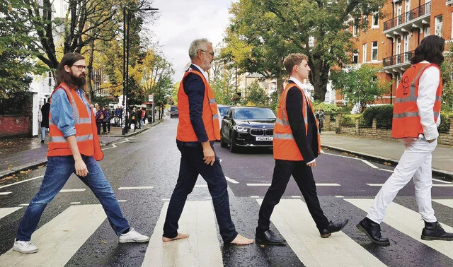 ビートルズの名盤で有名な通りをブロック。ジャケ写の舞台である横断歩道の上で、4人の服装まで再現するこだわりよう