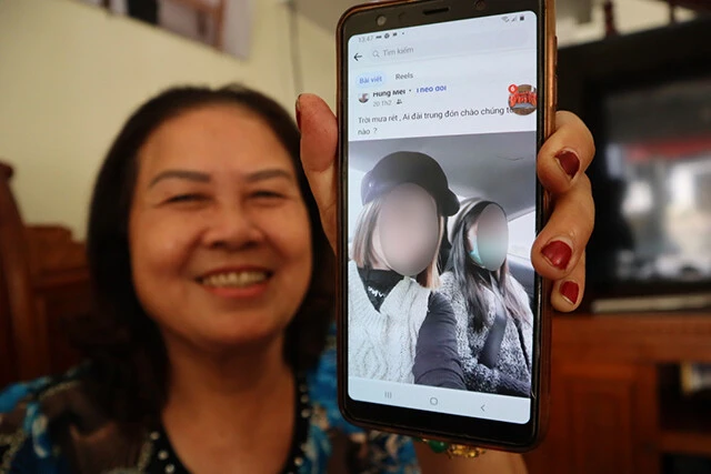 台湾に嫁いだ次女(スマホの画面の左)の写真を見せてくれたガンさん