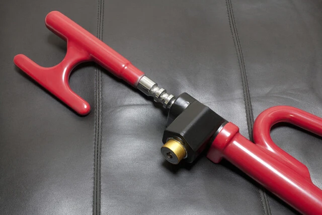 写真はハンドルロック。「ハンドル、ペダル、タイヤなどロックできるものは全部ロックする。犯人に盗難が面倒だと思わせるのも重要」と渡辺氏