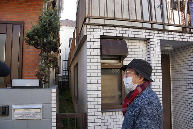 左の家が補償エリア内で、右の家は本文に登場する丸山重威さん（写真に写っている人物）の自宅でエリアの外。２軒はわずかしか離れていない