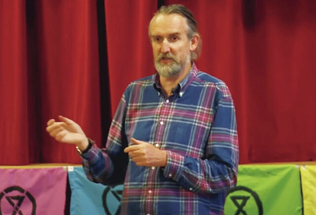 【環境保護団体 Extinction Rebellion】2018年設立。メンバーは数千人規模。創設者のひとり、ロジャー・ハラム氏は大学などで若者をリクルートし、ジャスト・ストップ・オイルの創設にも関わったとみられる