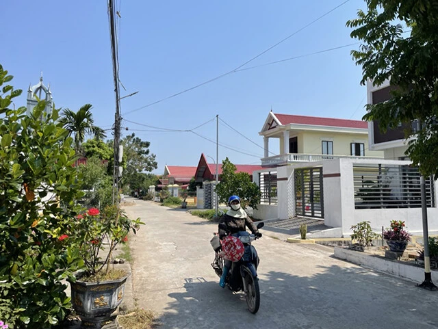 ベトナム北部のハイフォン郊外にある「花嫁村」、ダイホップ村の様子。かつては貧しい農村だったが今や巨大な戸建て住宅が立ち並んでいる