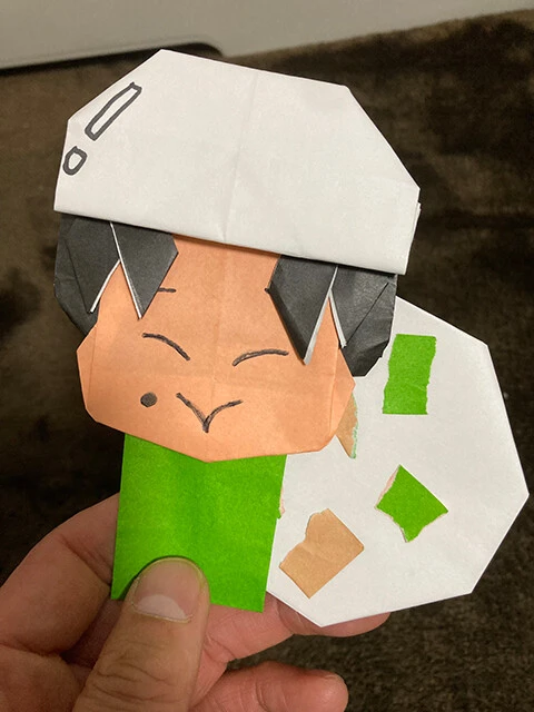 僕のことが好きな小学校3年生の男の子が、色紙で僕を作ってくれた