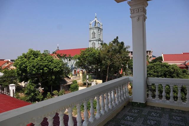 ガンさんの家の2階ベランダから見た花嫁村。中央の巨大で新しい教会が目を引く