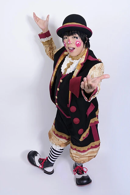 多彩なパフォーマンスを披露する、魔法使いアキット