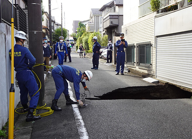 ２０２０年１０月１８日。東京都調布市東つつじケ丘２丁目の道路が突然陥没。住民たちは騒然となった（写真提供：外環ネット）