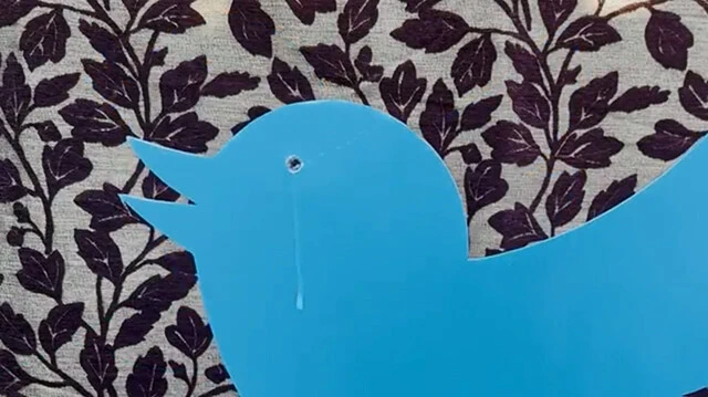 イギリスのユーザーが製作しツイッターに投稿した動画。「#RIPTwitter」(ツイッターよ安らかに)がツイートされるたびに、ロゴマークの青い鳥からひと粒の涙が流れるというもので、これまでに約300万回再生されている
