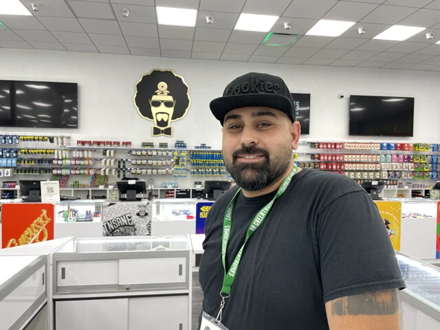 大麻販売ライセンスを持つ有名ディスペンサリー「Dr.Greenthumb's」。マネジャーのヴィさんはさまざまなブランドの運営も手がける大麻業界のトッププレイヤー