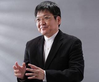 榊淳司氏。住宅ジャーナリスト。1962年京都府生まれ。同志社大学法学部および慶應義塾大学文学部卒業。バブル期以降、マンションの広告制作や販売戦略立案などに20年以上従事したのち、業界の裏側を伝える立場に転身。購入者側の視点に立ちながら日々取材を重ねている。『マンションは日本人を幸せにするか』（集英社新書）など著書多数