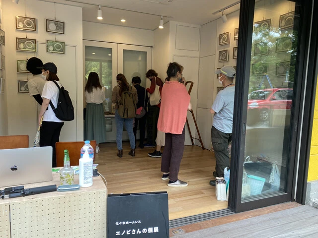2021年6月6日に開催された1回目の『代々木ホームレス エノビさんの個展』の様子