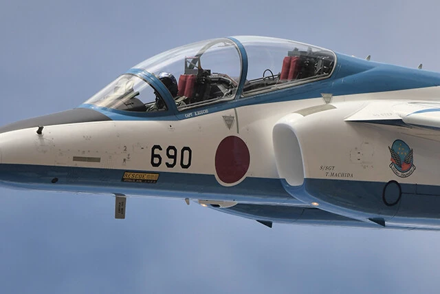 ブルーインパルスが使用する航空機は、１９８８年に運用開始したＴ４中等練習機。デジタルの塊り、第四世代機Ｆ２飛行隊から来たパイロットは、Ｔ４のアナログさに驚く。将来、第五世代Ｆ３５Ａステルス戦闘機からブルーに来たパイロットはもっと戸惑うに違いない