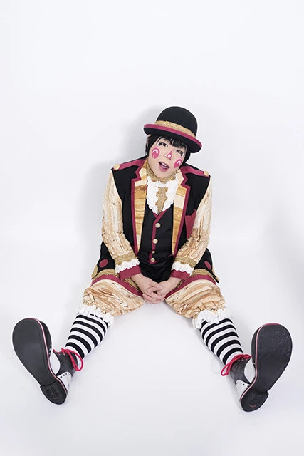 様々な「魔法」で観客を魅了する魔法使いアキット