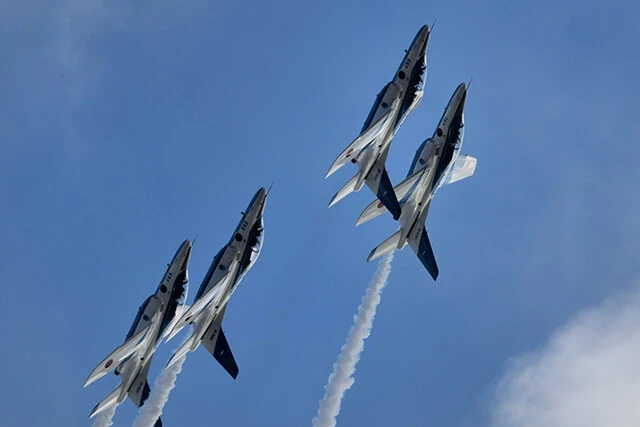 ブルーインパルスは６機から構成され、全員、空自戦闘機パイロットが操縦する