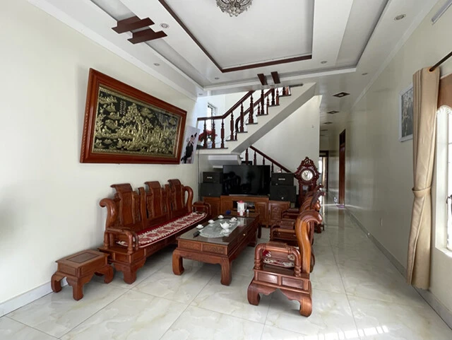 ガンさんの豪邸。奥行きがあり2階もある