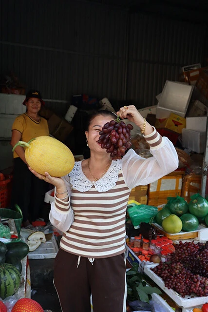 ハイフォン郊外の果物店で働くスンさん