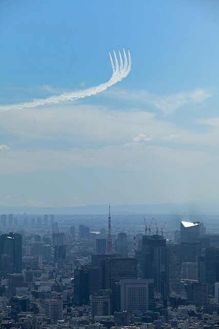 東京上空にブルーインパルスが予行で飛んだのを、東京スカイツリーから柿谷カメラマンは撮影した（２０２１年７月２１日）