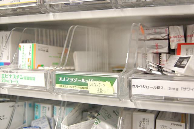 空の棚が目立つ、東京都内の薬局。高血圧の治療薬などさまざまな薬が欠品状態で、同一成分の別の薬を代用するなど、薬剤師は連日、腐心しているという