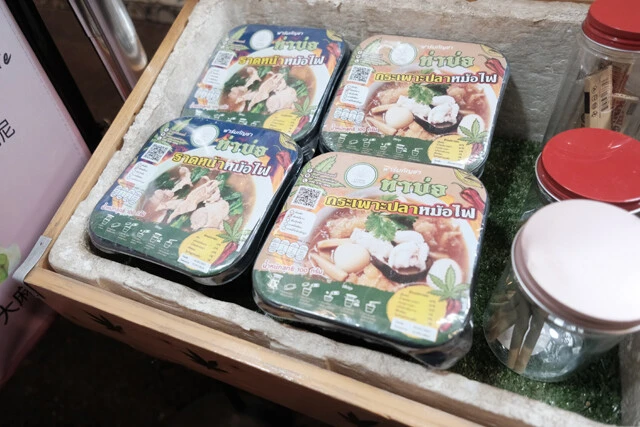 お湯を入れて食べるインスタントの大麻スープ。露店で売っていた