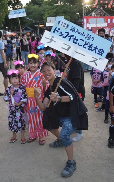 中央の男性は「こども大会」の若き運営委員長で、福知山っ子の間ではよく知られた存在だ(写真提供/福知山商工会議所青年部)