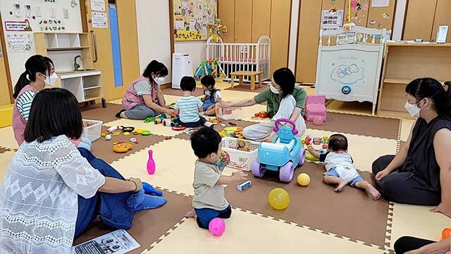 「すくすくひろば」による「双子の会」の様子(写真提供/NPO法人おひさまと風の子サロン)