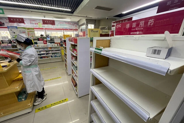 ゼロコロナ解除後の昨年12月、風邪薬の棚が空になった北京の薬局。日本でも中国人によるパブロンゴールド買い占め騒動が起きた
