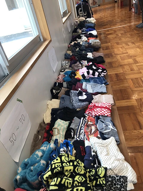 「なぎチャイルドホーム」では、各世帯から持ち込まれた子供の古着を基本価格50円で販売している。子だくさんゆえ、品ぞろえは豊富だ