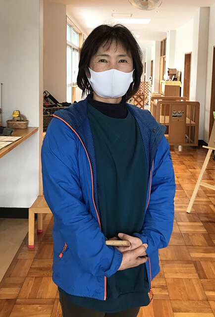 「なぎチャイルドホーム」のスタッフ・貝原博子さんは倉敷市出身の3児の母。約20年前、「開放的な空にひかれ、直感で」奈義町移住を決めた