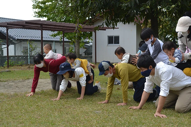 奈義町では県外から移住する子育て世帯が急増。親同士の交流を深めるための移住者限定の運動会の様子(写真提供/奈義町役場)