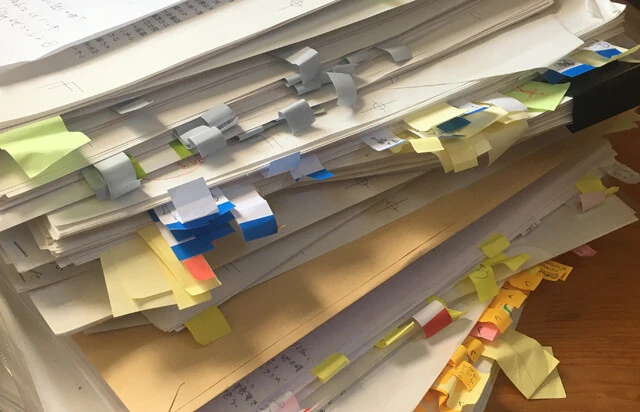 本書は原稿完成後、家族間での事実チェックとすり合わせが行なわれた。原稿に貼られた大量の付箋が端的に示すように、調整にはかなりの時間がかかったようだ(写真は鈴木大介氏提供)