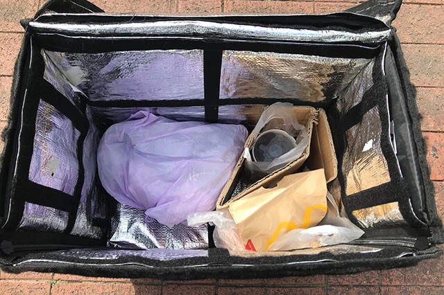 マクドナルドのドリンクのセットは段ボールやタオル入りの袋などを使い、なるべく動かないよう固定して収容